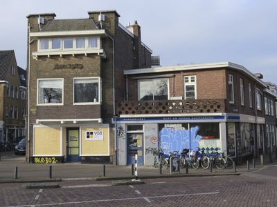 907579 Gezicht op het dubbele hoekpand Weerdsingel O.Z. 51 met rechts de Koekoekstraat en Weerdsingel O.Z. 52 met links ...